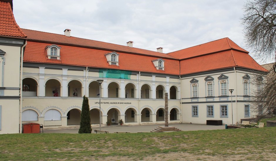 Дворец Радзивиллов в Полонечке
