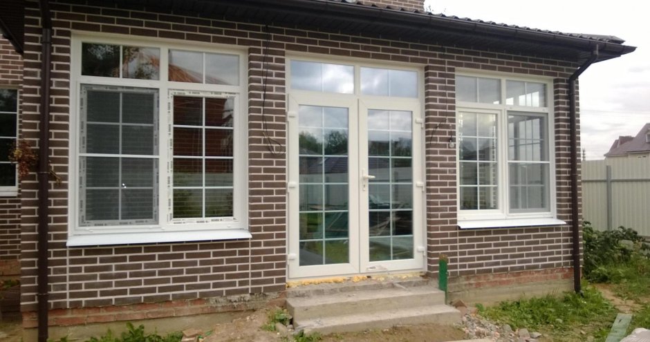 Дом с окнами со шпросами