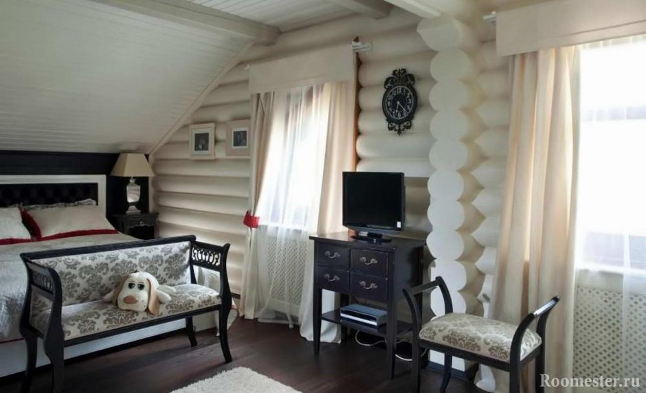 Белая спальня в бревенчатом доме
