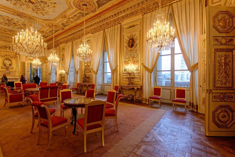Букингемский дворец и дворец Путина