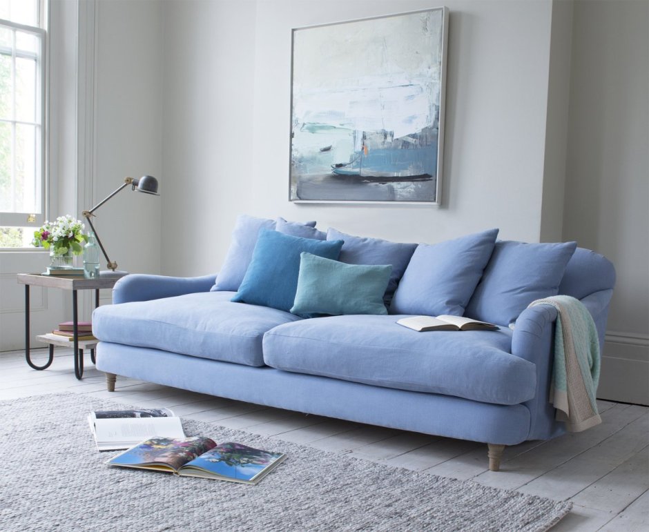 Угловой диван с мягкими подушками