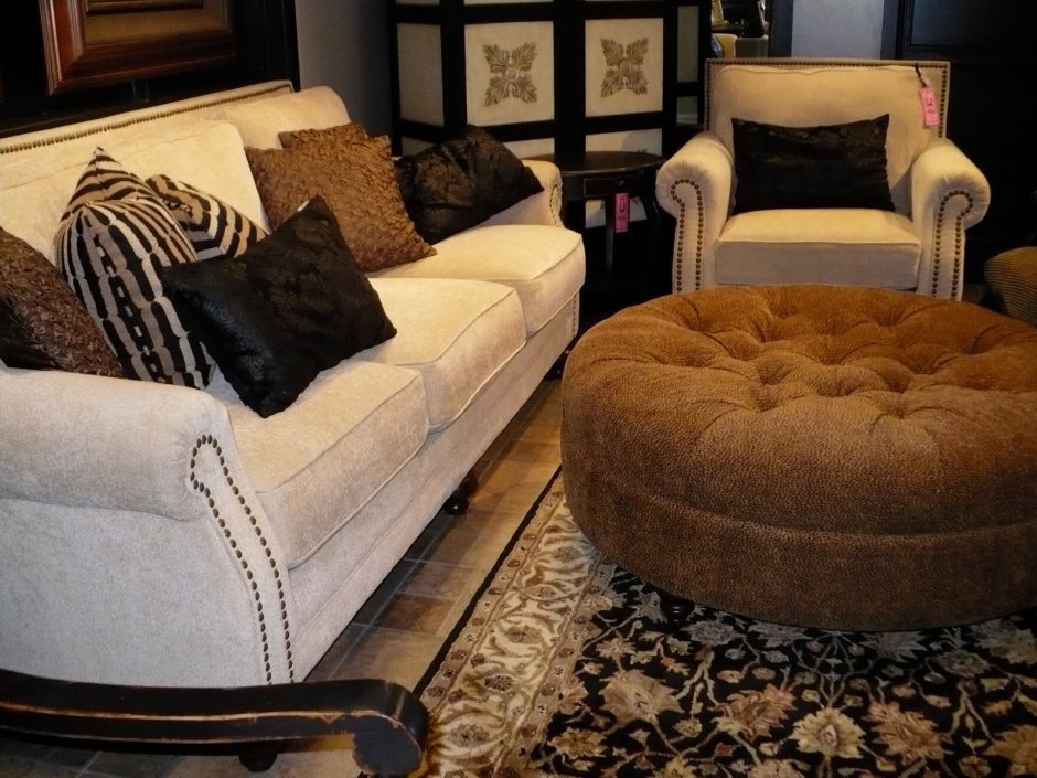 Пуф в интерьере гостиной