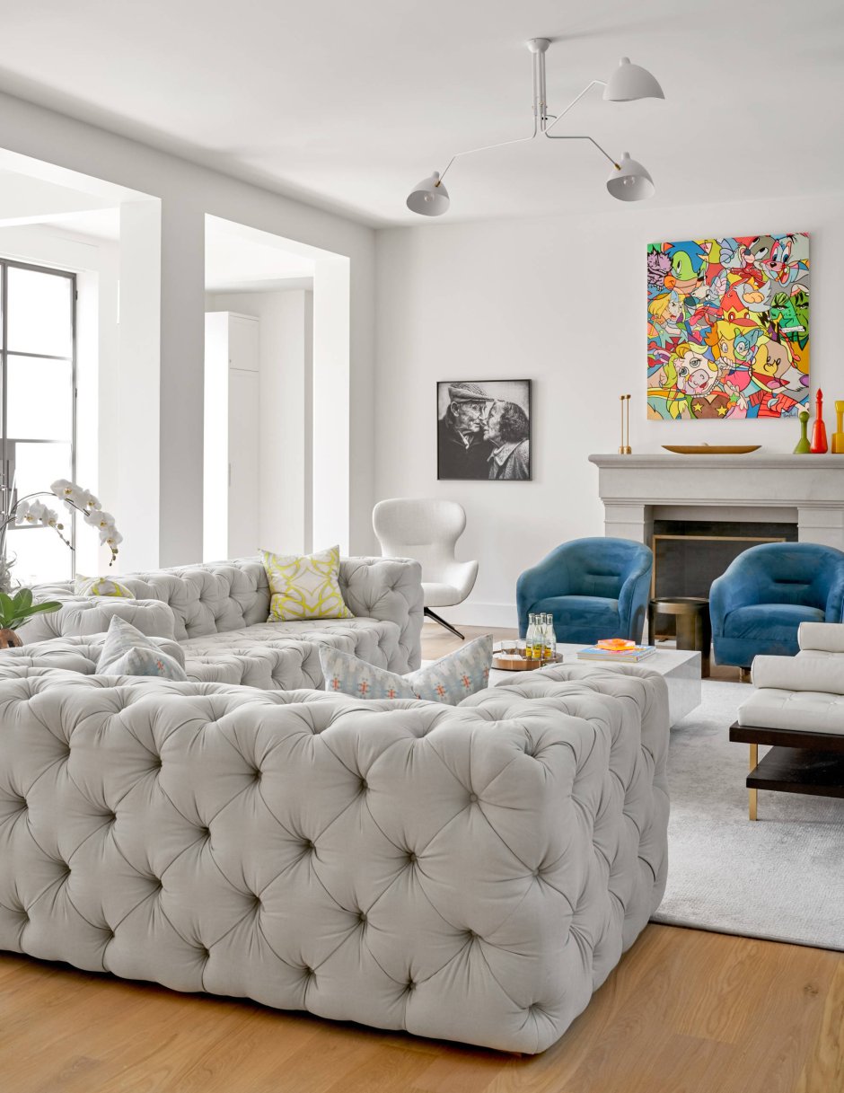 Гостиная с синим диваном