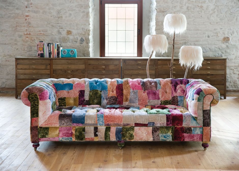 Розовый диван в интерьере