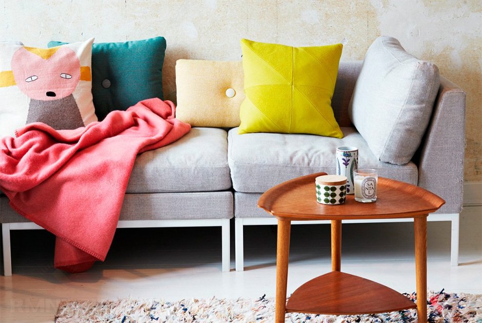 Яркий диван