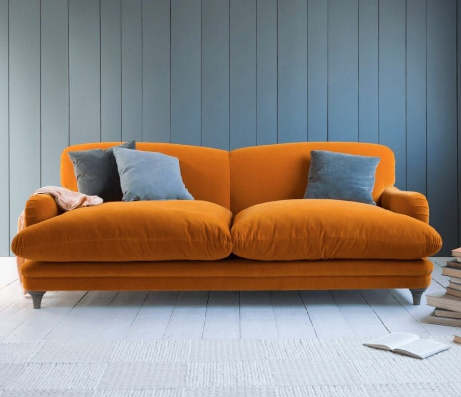 Диван пыльно розового цвета