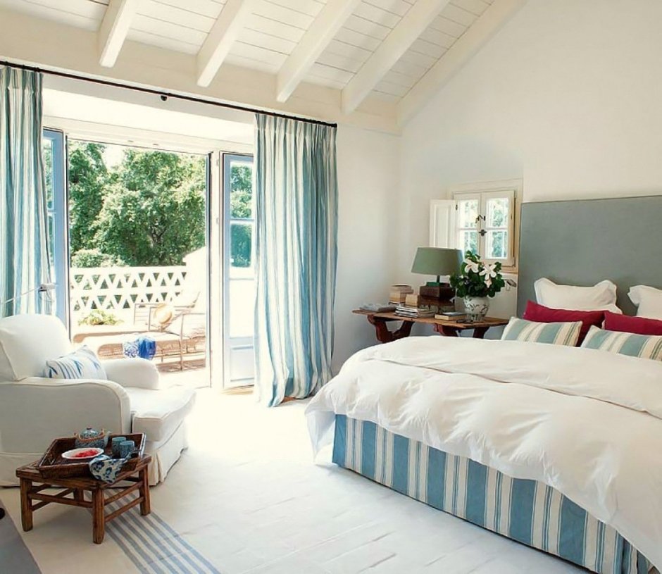 Спальня с белой кроватью в средиземноморском стиле