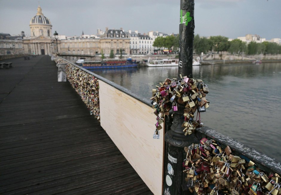 Мост с замками в Париже