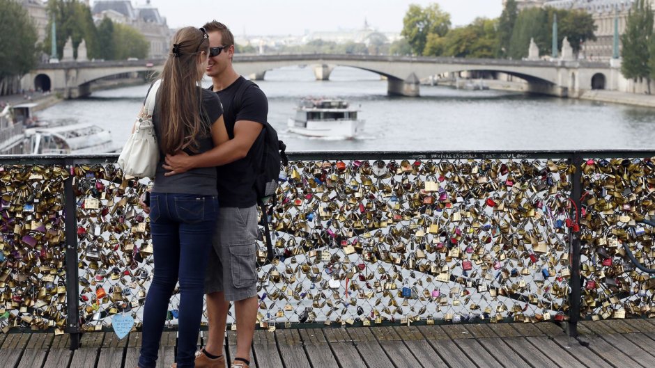 Мост поцелуев Париж