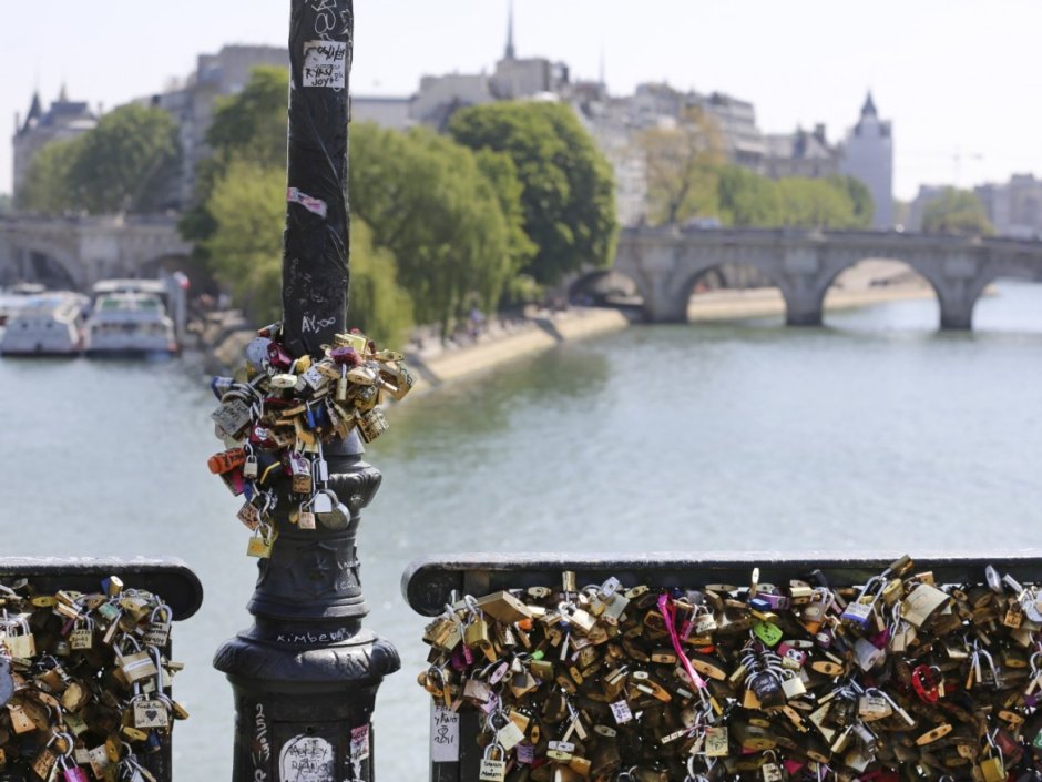 Мост влюблённых в Париже