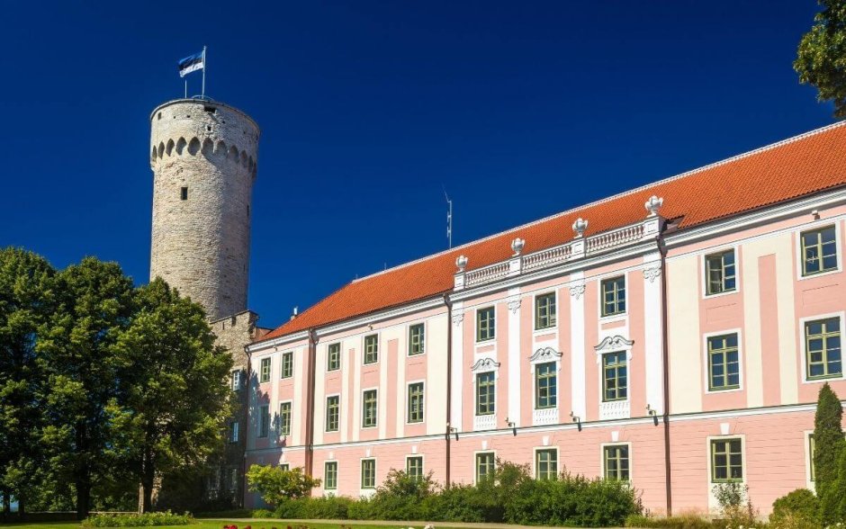 Таллин здание парламента и средневековый замок
