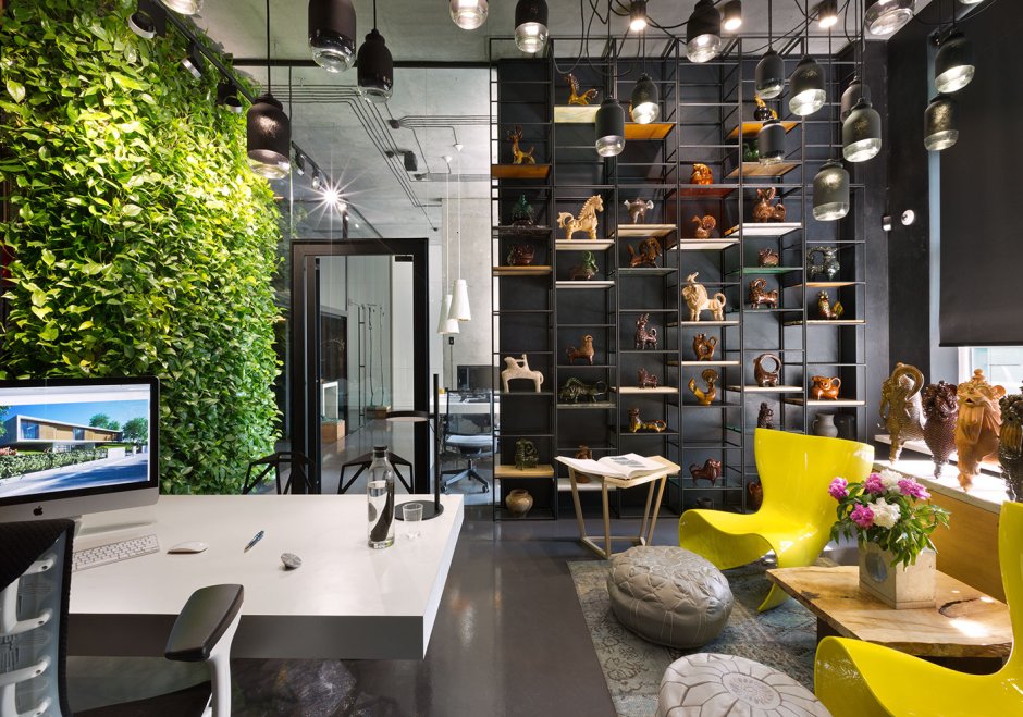 Дизайнер в салоне мебели