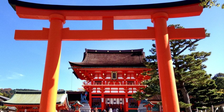 Храм Фусими-Инари во время цветения Сакуры