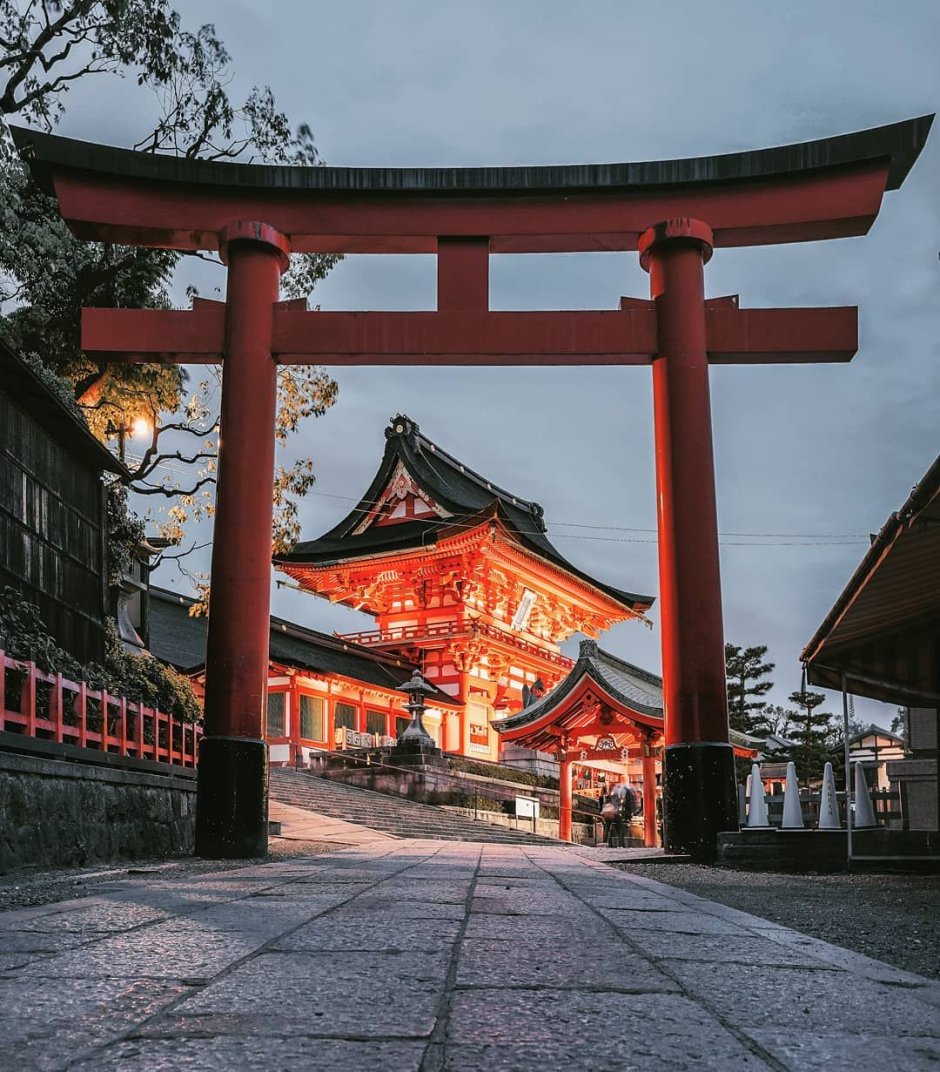 Тысяча красных ворот Япония