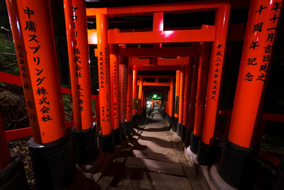 Священные ворота тории в Японии