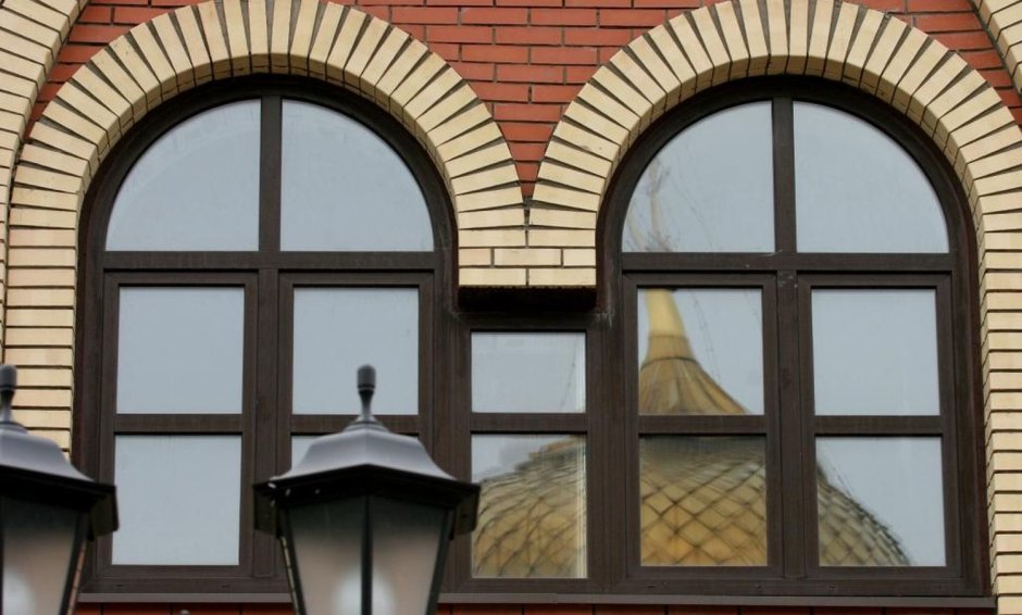 Арочные окна Рехау