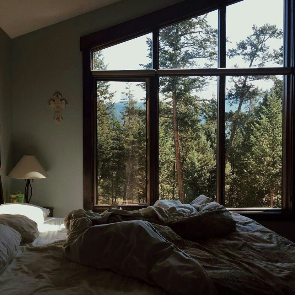 Уютная комната с большим окном