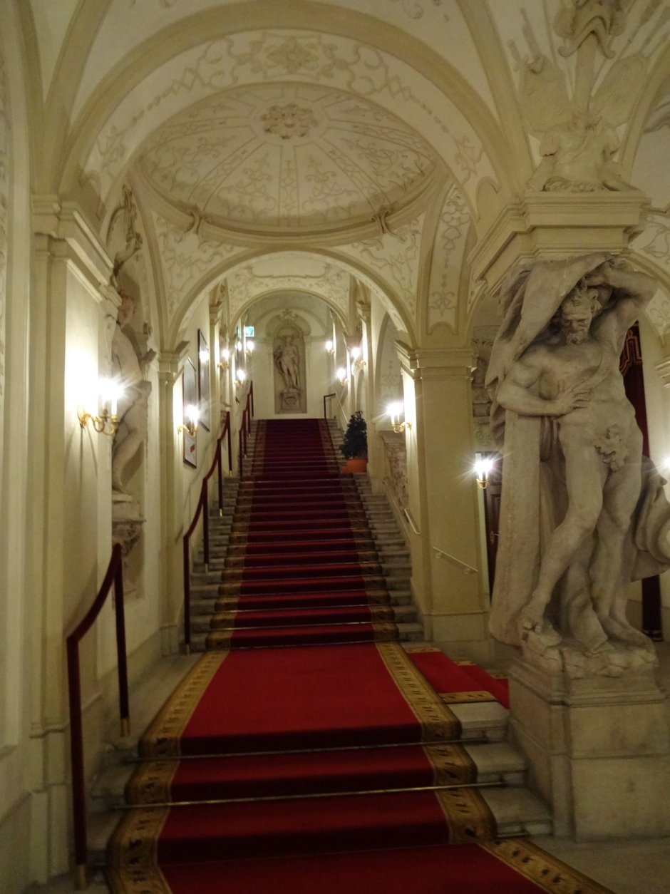 Дворец Кинских в Праге внутри