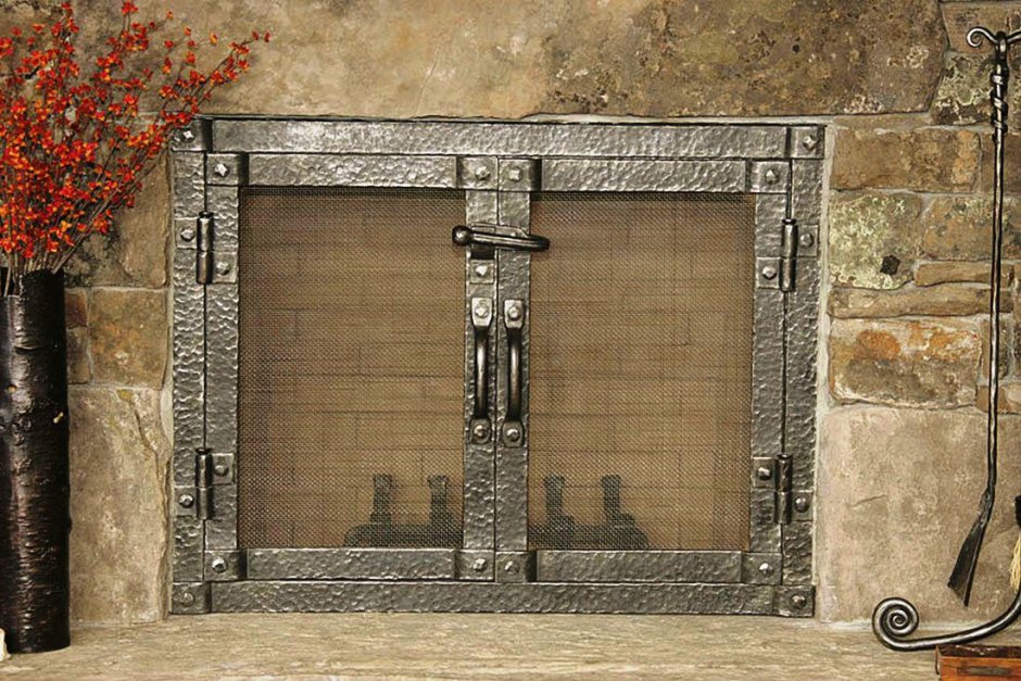 Кованые дверцы для камина со стеклом