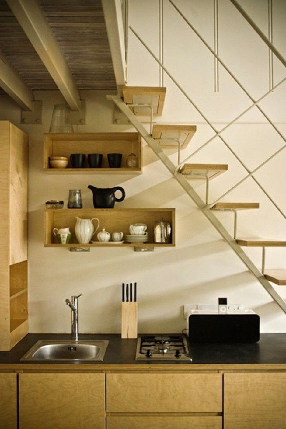 Лестница между кухней и гостиной