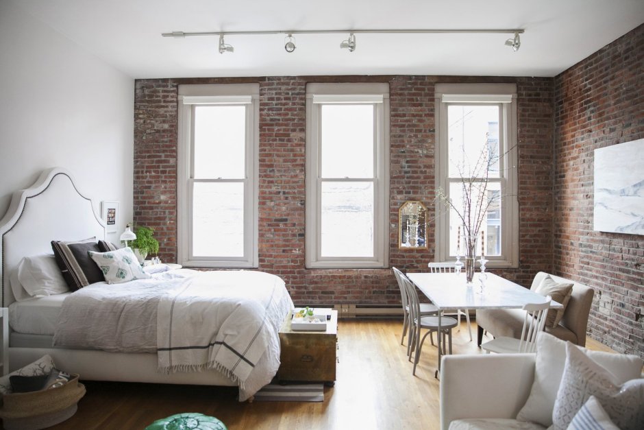 Интерьер спальни в стиле лофт с кирпичом