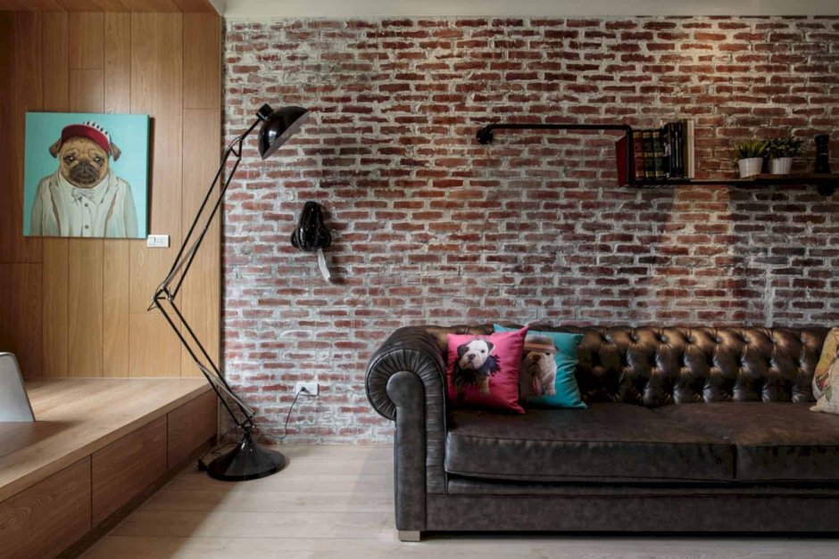 Картина на кирпичной стене в интерьере лофт