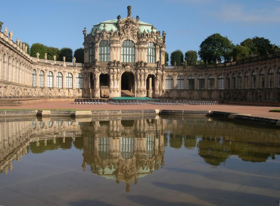 Гермы овального павильона дворца Цвингер в Дрездене
