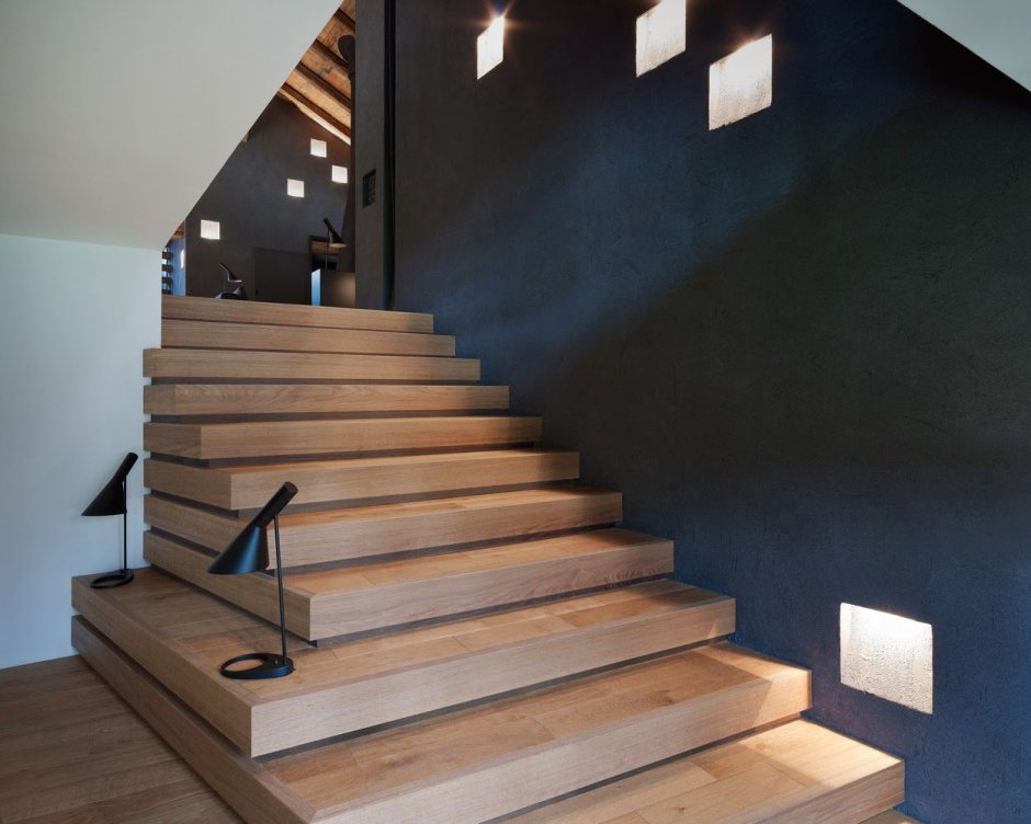 Освещение лестницы в деревянном доме