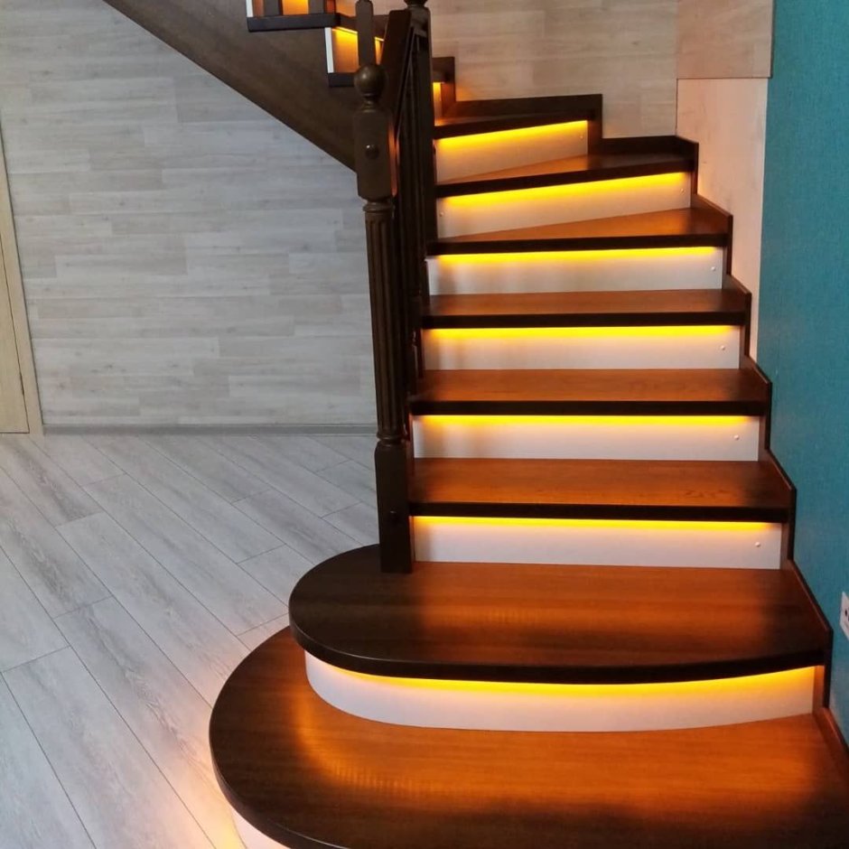 Бетонная лестница с деревянными ступенями и подсветкой