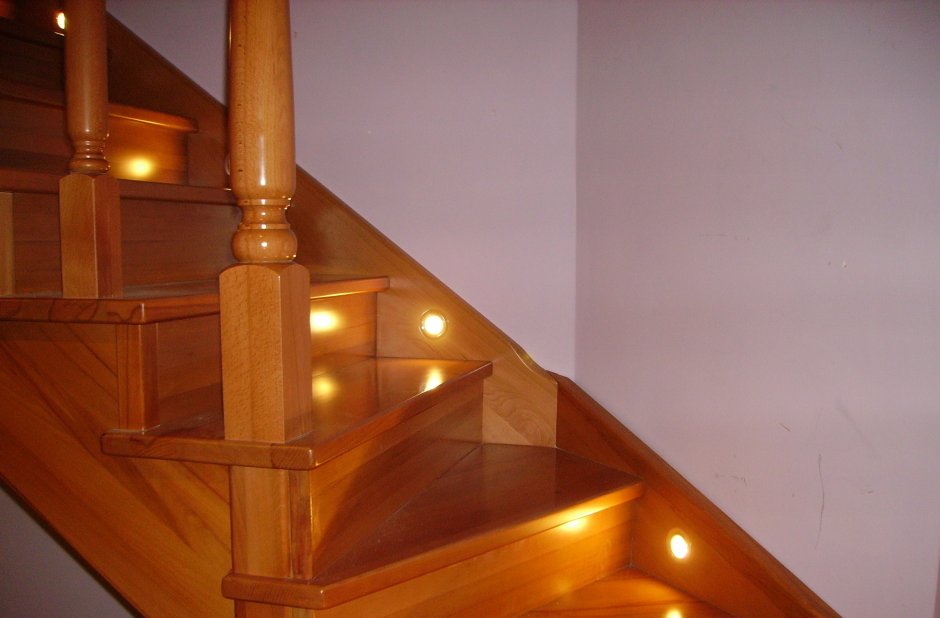Подсветка лестницы в деревянном доме