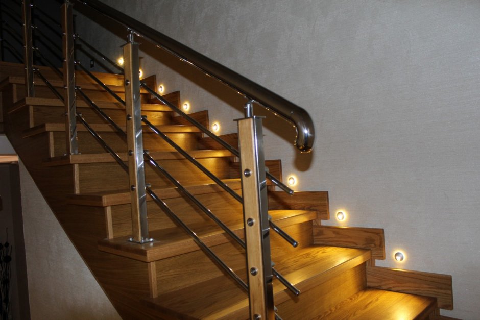 Подсветка перил лестницы
