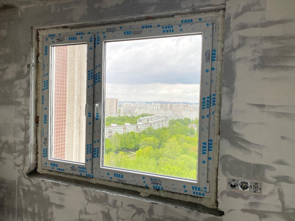 Комната оклеена обоями с 2 окнами