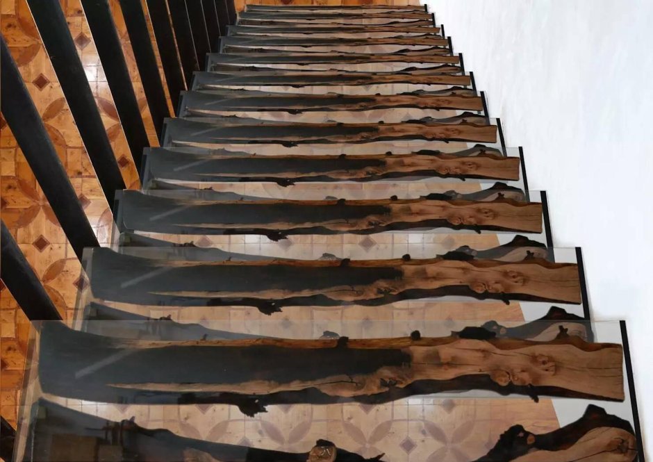 Лестница бетонная обшитая деревом с забежными ступенями