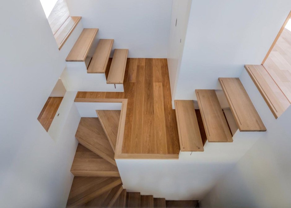 Деревянная лестница в интерьере