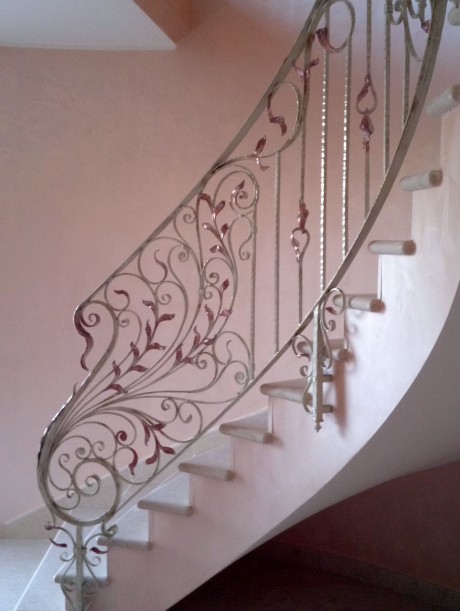 Кованые лестницы белого цвета