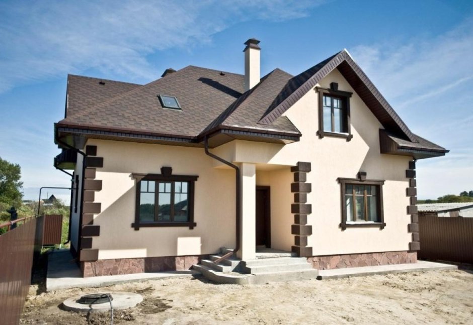Красивый дом с коричневой крышей