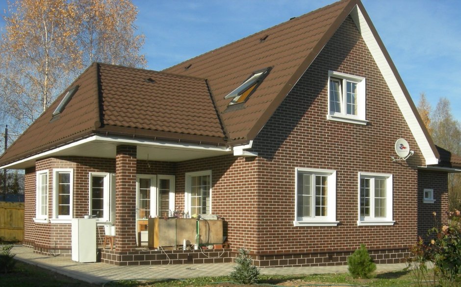Серый дом с коричневой крышей