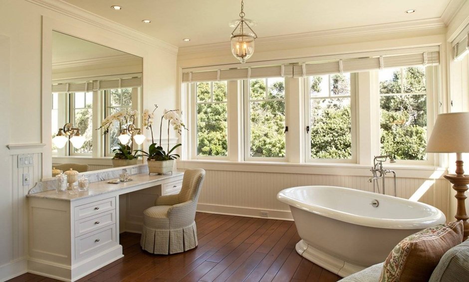 Современная ванная комната с окном