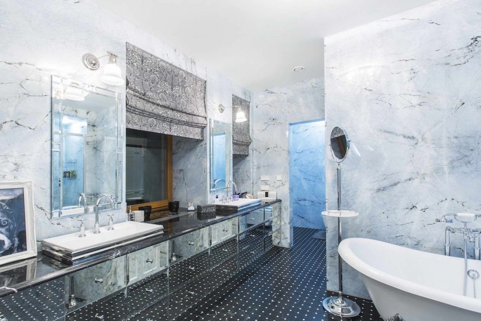Ванная комната с мраморной голубой плиткой