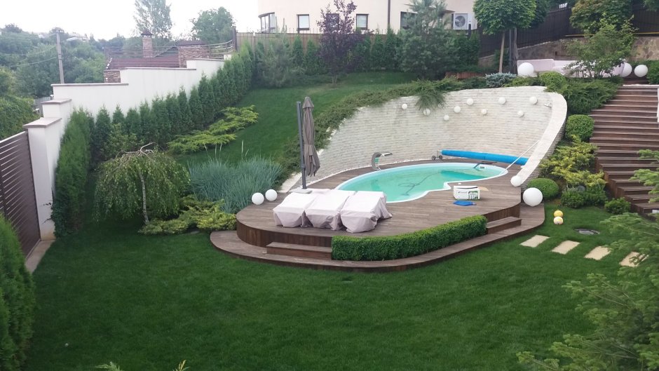 Красивый двор с бассейном