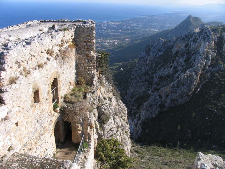 Замок Святого Иллариона Кипр