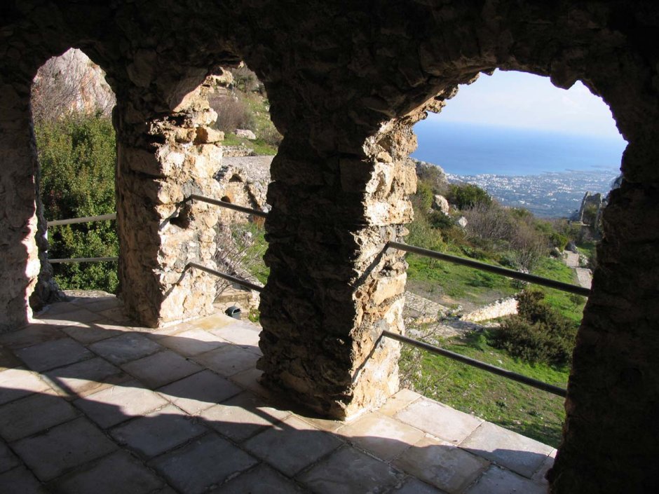 Северный Кипр замок Святого Иллариона вид снизу