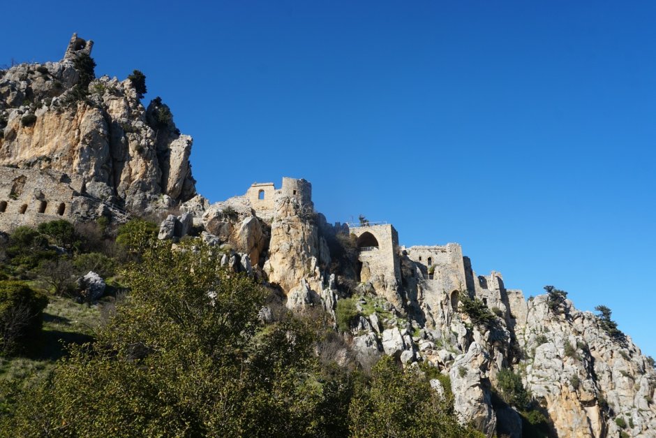 Замок Святого Иллариона Северный Кипр снизу