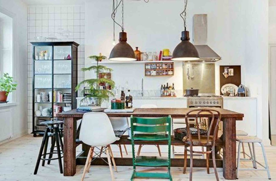 Разные стулья на кухне в скандинавском стиле
