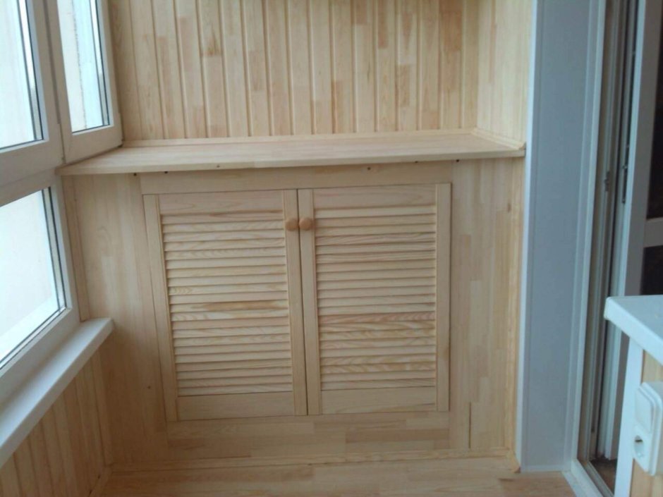 Деревянный шкаф на лоджию