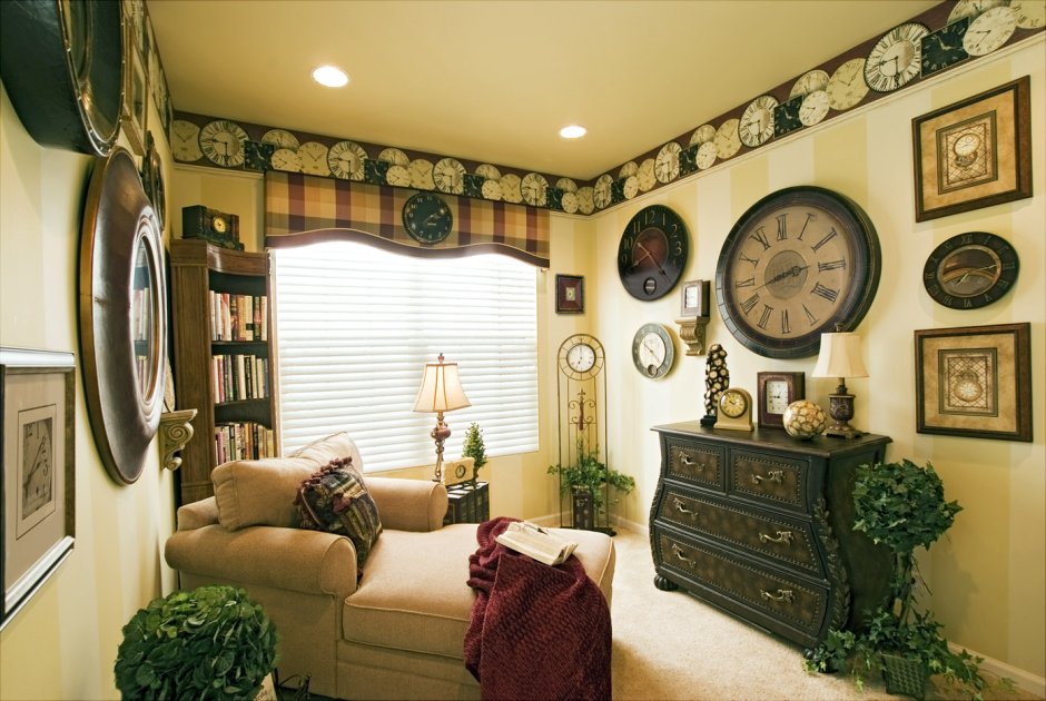 Старинные настенные часы в интерьере комнаты