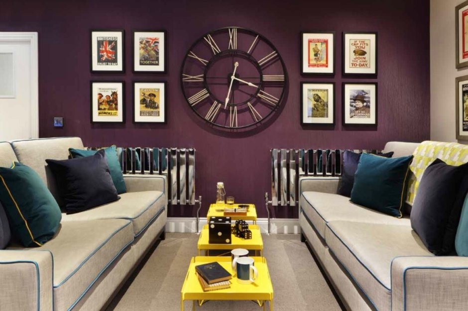 Часы над диваном в гостиной