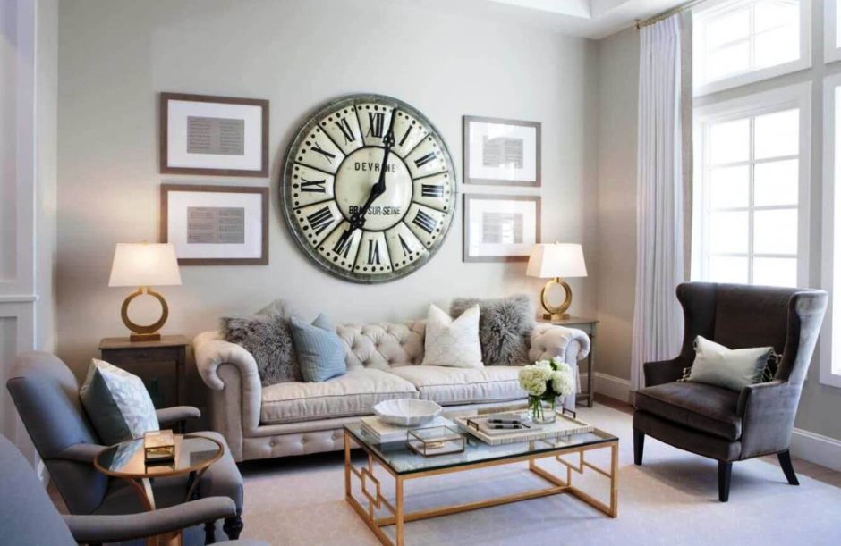 Часы в интерьере гостиной