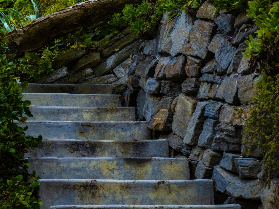 Красивая каменная лестница