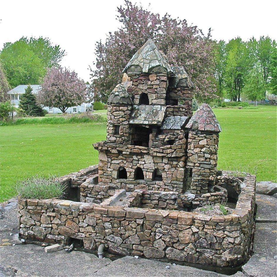 Замок из камней для сада